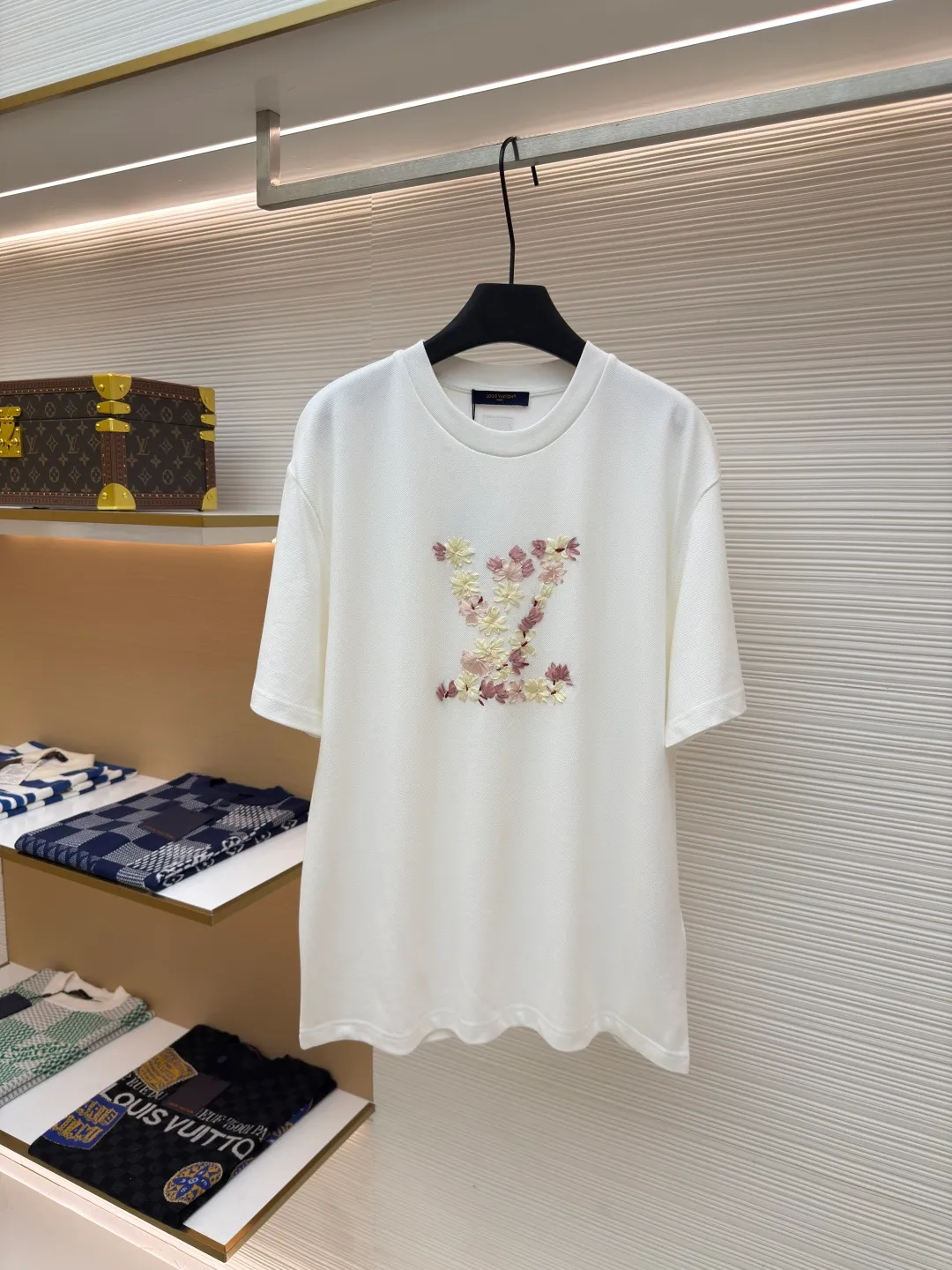 LOUIS VUITTON Ribbon Sakura Round Neck Short Sleeves ●Authentic product: purchased and developed by 13699 ●Item number: 1680199-A90 ●Fabric: pique cotton fabric ●Technology: embroidery production ●Version: fitted version ●Weight: about 360 grams ●Size: XS-S-M-L ●Description: 32S single yarn pique shirt fabric, 250g; matched with 32S double yarn stretcher thread, 320g. Comes with custom knitted flat machine thread. The fabric is made of high-quality cotton yarn with a yarn count of 32, which has high density and softness. Pure cotton yarn is used. This fabric has the natural advantages of pure cotton, which is soft and comfortable, has good hygroscopicity, and is not prone to static electricity. The pique structure is a special knitting method that forms a bead-like texture, giving the fabric surface a certain concavity and breathability. The texture of the paper bead gauze also makes the fabric more layered and three-dimensional, presenting a soft and textured appearance. The front ribbon logo embroidery is purely hand-positioned and produced. The logo pattern created by the embroidery and the bright ribbon shows a unique fusion of craftsmanship and reflects the combination of traditional craftsmanship and modern trend aesthetics. The ribbon material you choose is custom-dyed, and the thin ribbons are stitched with high density to create a three-dimensional effect; the outlines of petals and branches and leaves are highlighted by closely arranged silk threads. The overall wiring is straight and delicate, the fabric is comfortable and soft, and the color is consistent without color difference. It can be matched with the same style to create a fashionable look and control various occasions. Customized accessories, complete with three standards, same style for men and women!